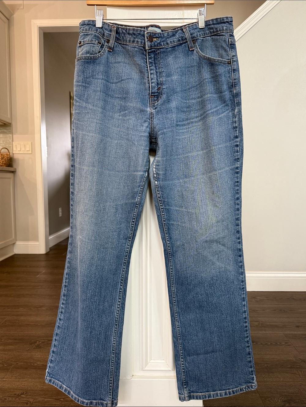 Levi's Signature Ladies Mid Rise Bootcut Blue Jeans 18 - Picture 3 of 8